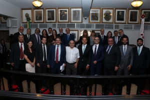 Rita Cortez e Marcio Barandier reunidos no plenário com os relatores da Comissão de Direito Penal