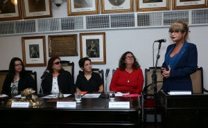 Da esq. para a dir., Carla Rodrigues Araújo de Castro, Deborah Prates, Fernanda Pacheco Amorim, Simone Estrellita e, na tribuna, Rita Cortez