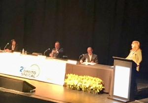 Na tribuna, a presidente do IAB fala na abertura do evento, no Teatro União Cultural, em SP