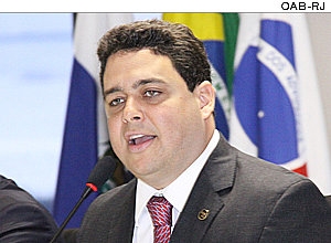 Felipe Santa Cruz afirma que notícia é tentativa de criminalizar a advocacia e o direito de defesa